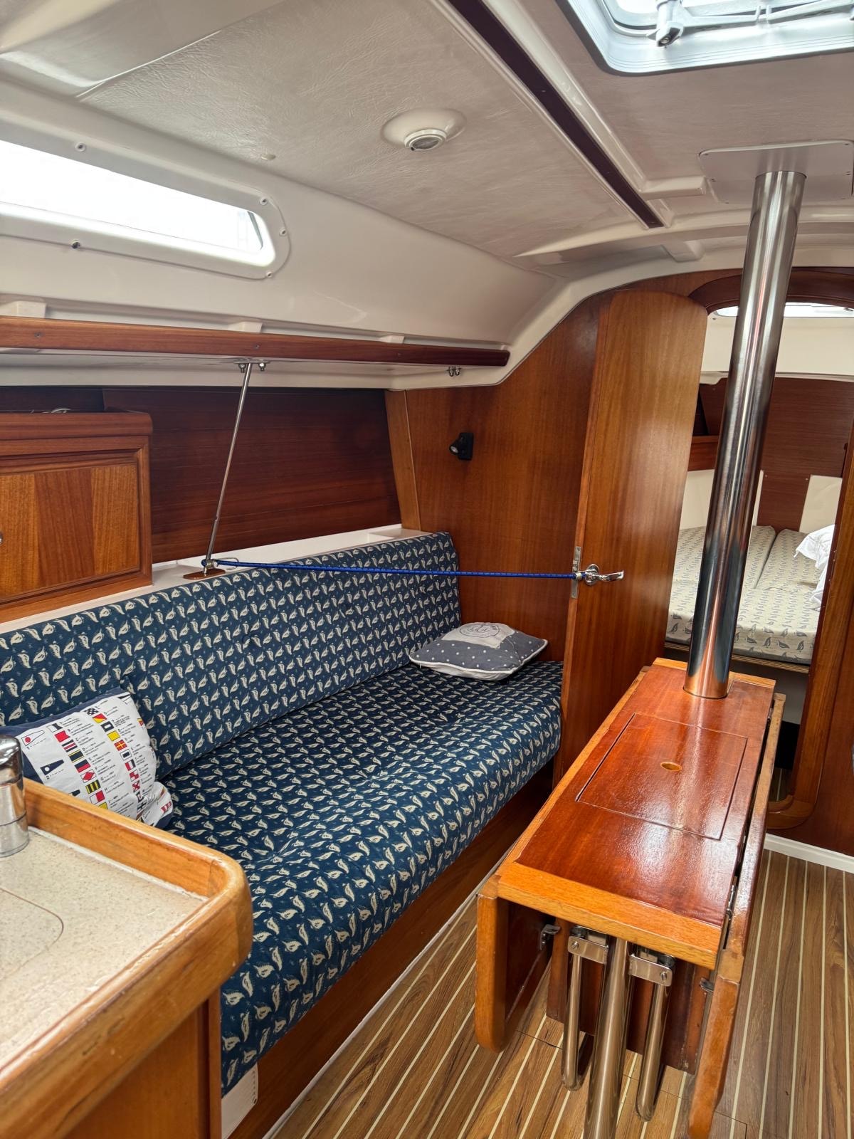 Dufour Classic 32 saloon with navy upholstery