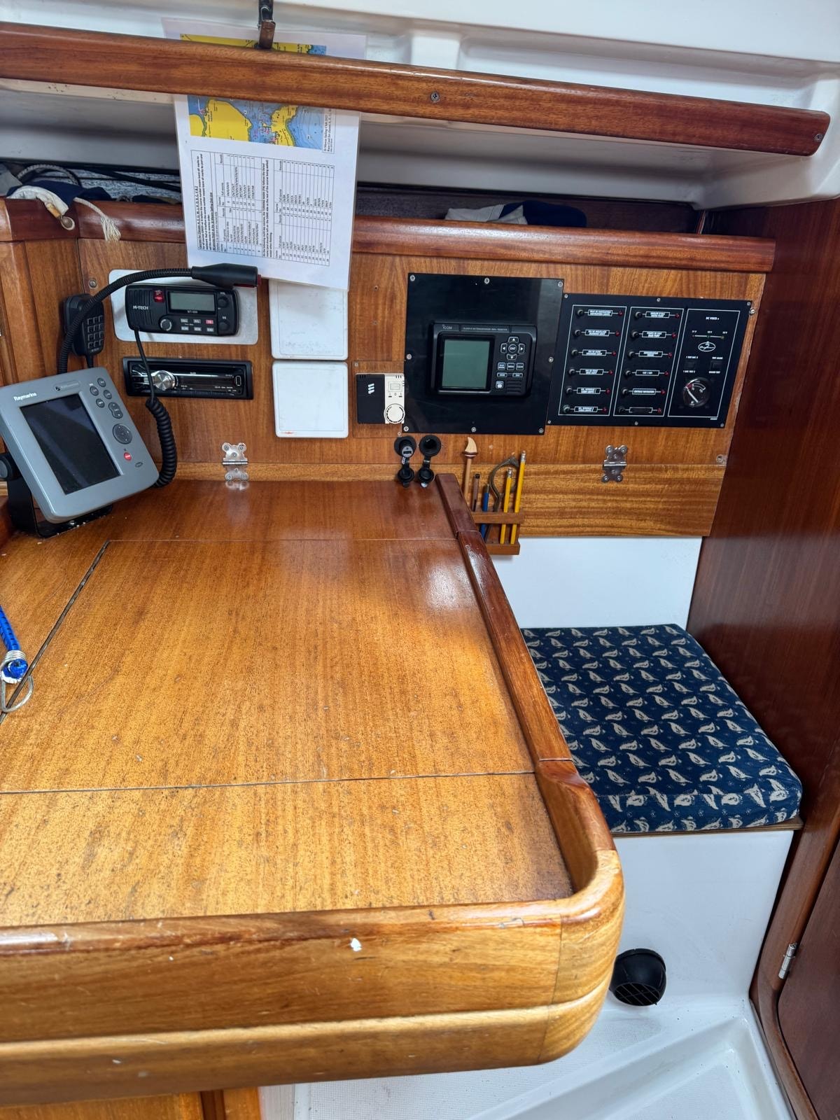 Dufour Classic 32 chart table and instruments