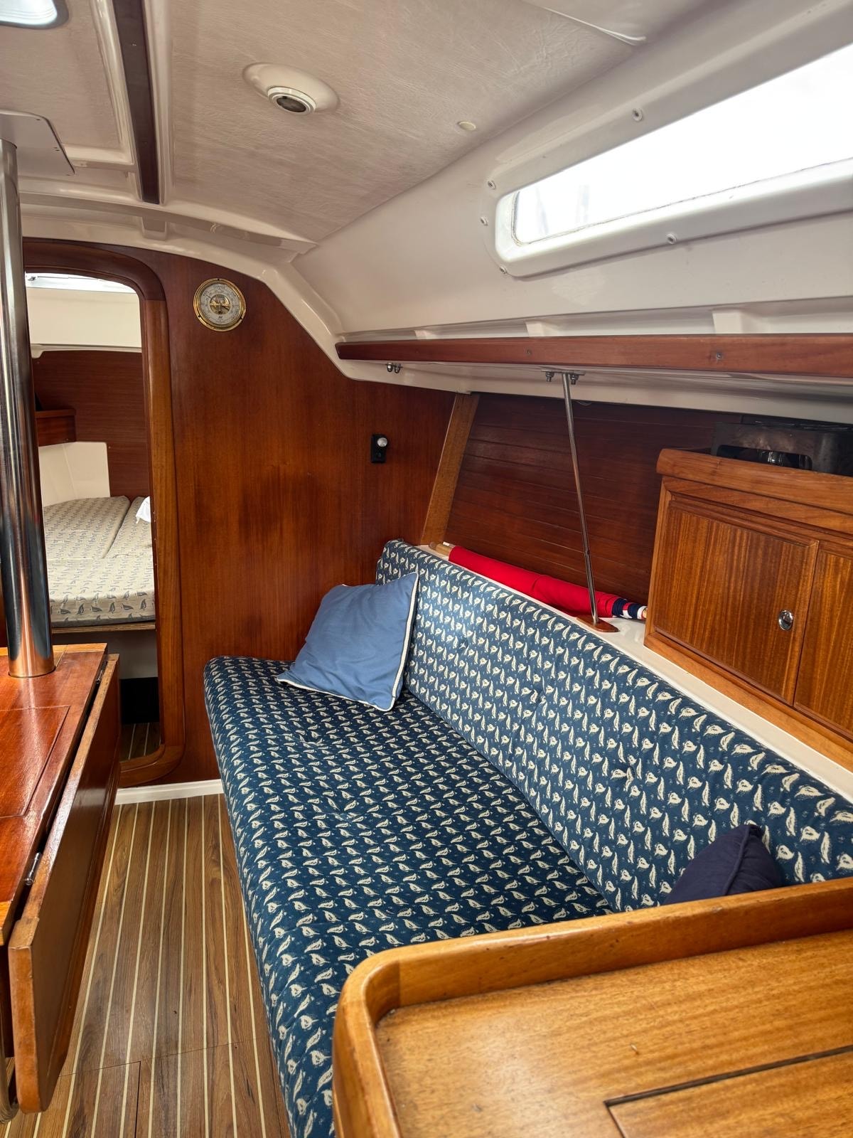 Dufour Classic 32 saloon starboard side