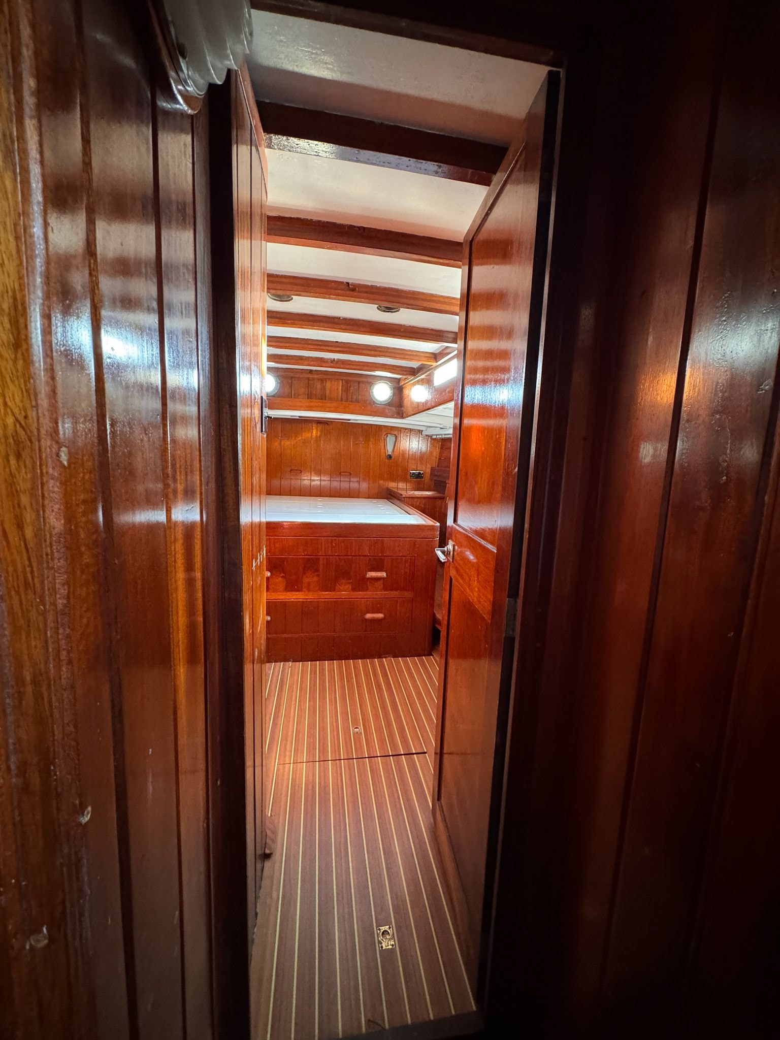 Forward cabin doorway with teak sole